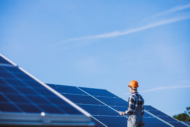 Montator instalatii solare